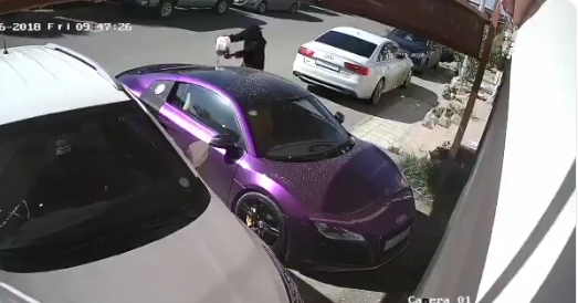 سعودي يتنكر بزي نسائي ويحرق مركبة