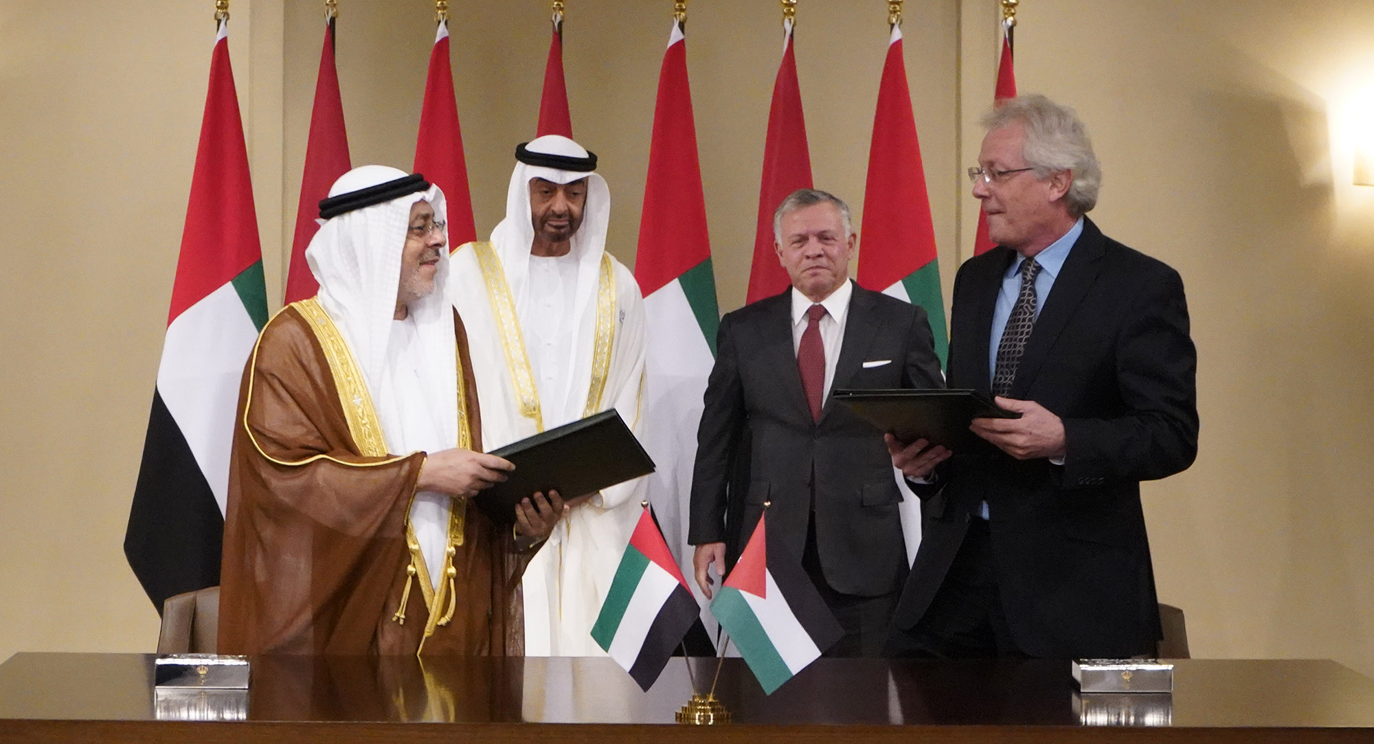 الملك وولي عهد أبوظبي يشهدان توقيع