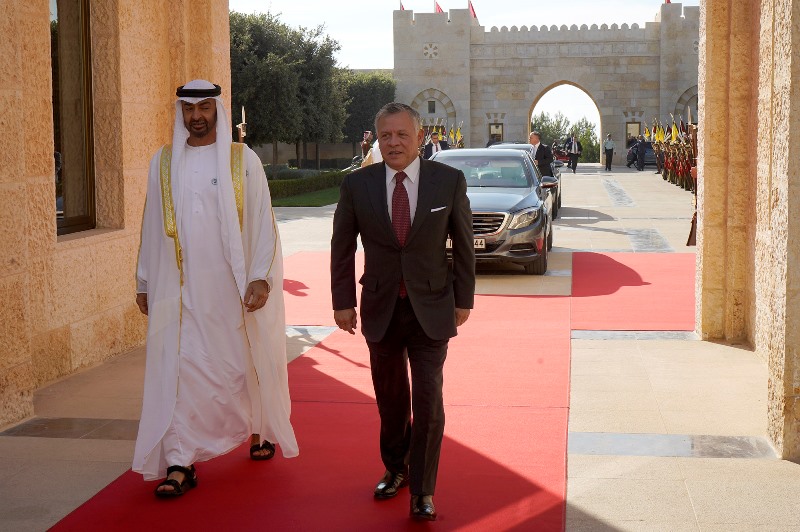 الملك يقلد محمد بن زايد أرفع