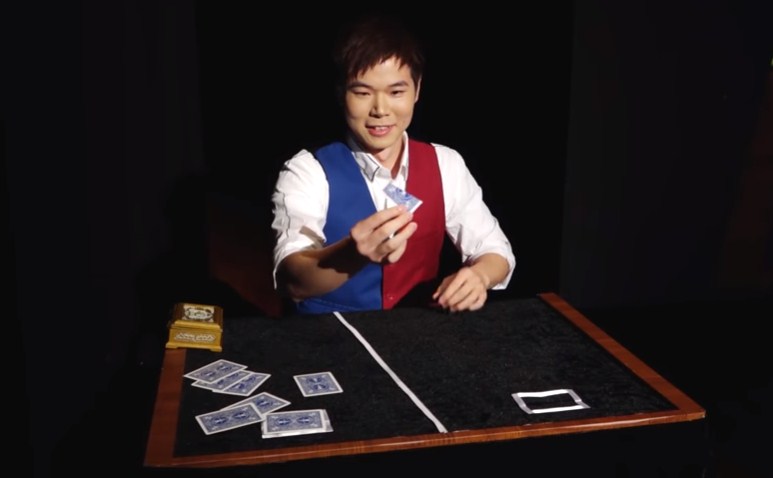 ساحر صيني يذهل الجمهور بخدعة لم