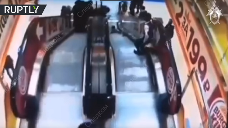 حادث غريب.. طفل يلقي بشقيقه على