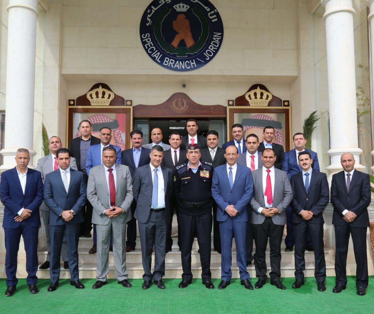 مدير الأمن يكرّم فريق التحقيق الذي