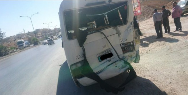 7 إصابات بتدهور حافلة ركاب واصطدامها