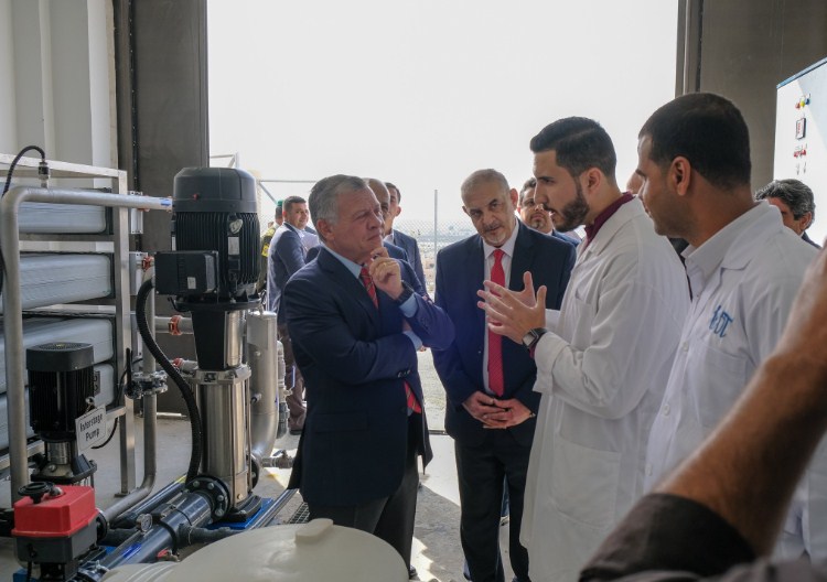 الملك يتفقد محطة تحلية المياه التي