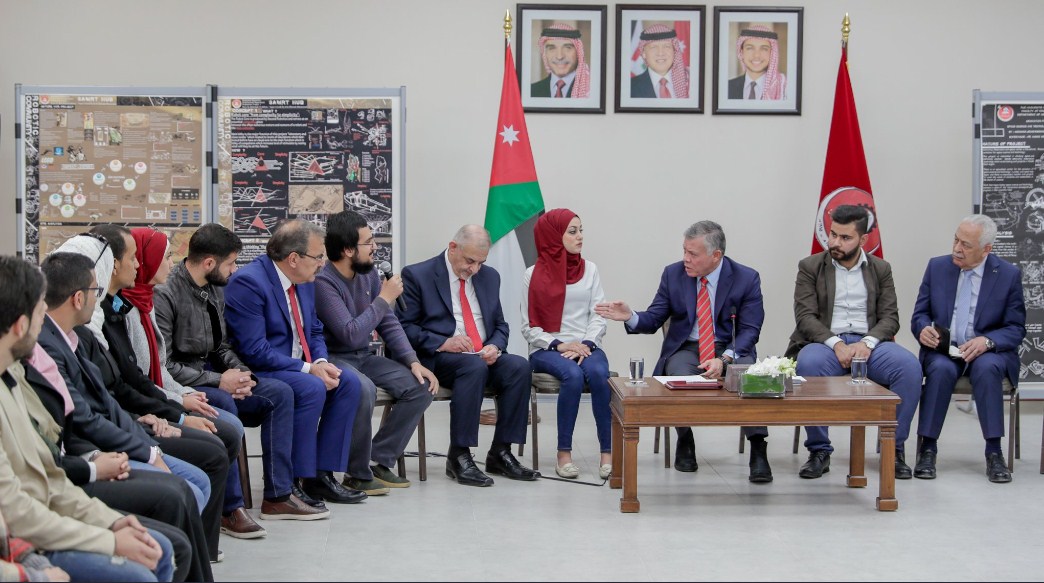 الملك يحاور طلبة بالجامعة الهاشمية (صور)
