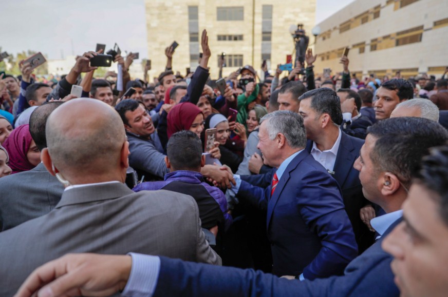 لماذا ارتفعت معنويات الملك في الجامعة