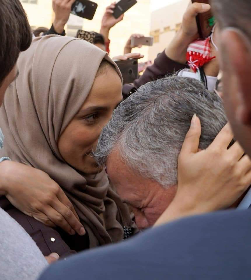 وهي تخاطب ابن الجوهرتين.. ماذا همست