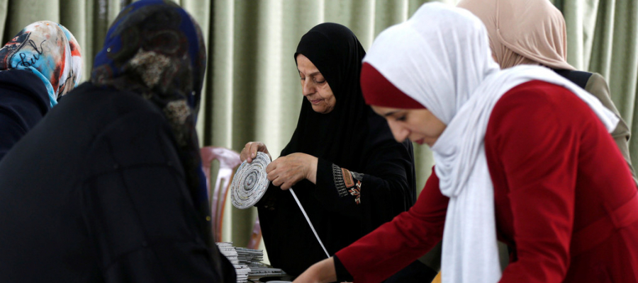 «كنز» من الورق بيد النساء الفقيرات