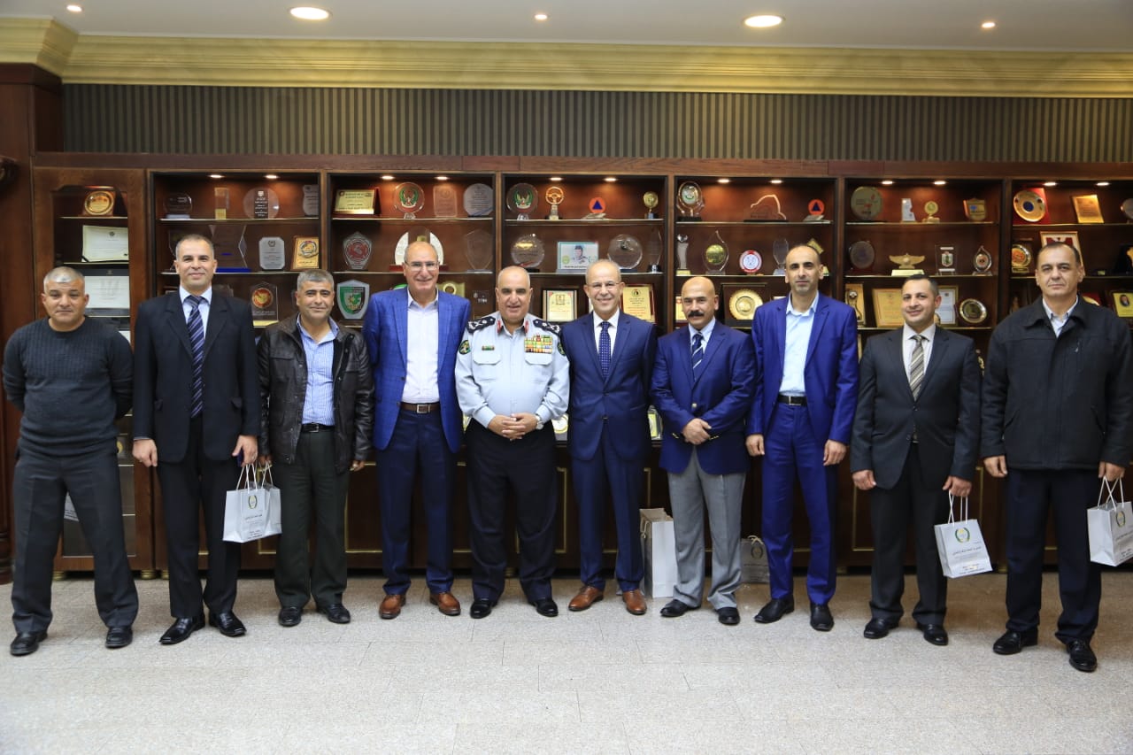 اللواء البزايعه يكرم عدد من ضباط