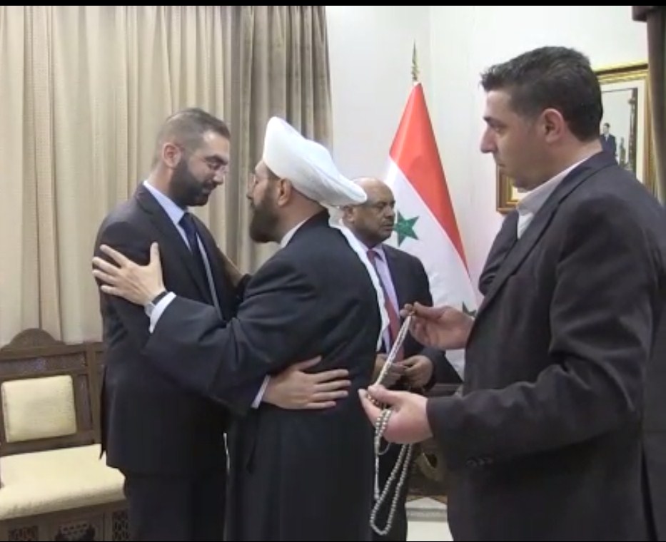 ما سرّ السلام الحميمي بين مفتي