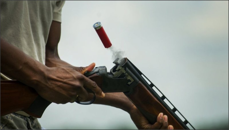 شخص يطلق النار باتجاه منزل في