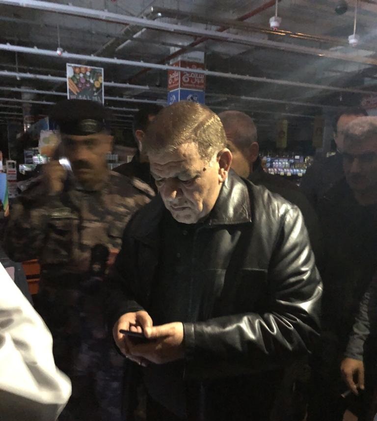 المحافظ سعد الشهاب يساند بإطفاء حريق