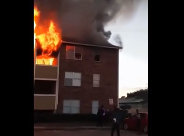 بالفيديو.. . أم ترمي طفلها من