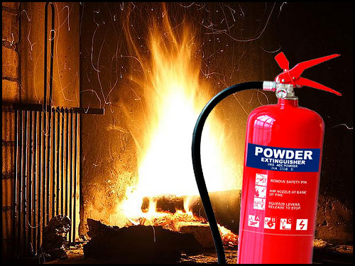 الدفاع المدني يتعامل مع ماس كهربائي