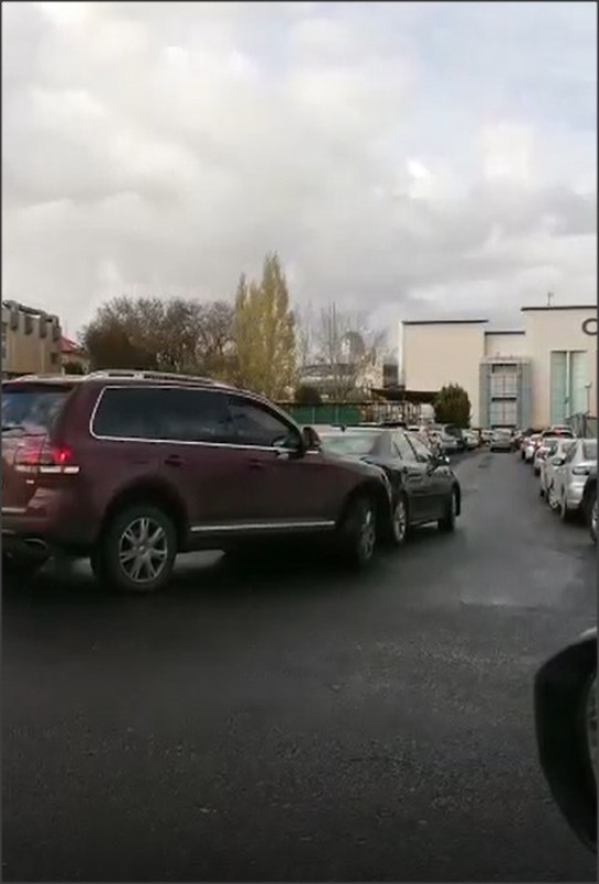 توقيف سيدة صدمت مركبة اخرى امام