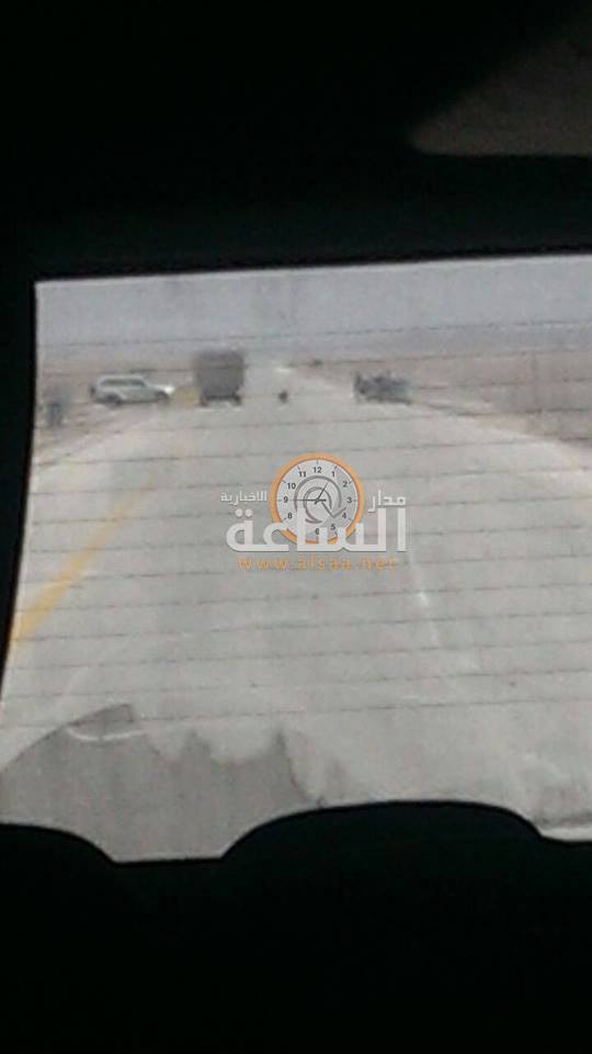 مواطن يرمي بنفسه في الشارع العام