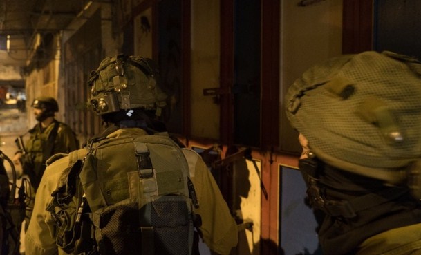 الاحتلال الإسرائيلي يعتقل عشرات الفلسطينيين في