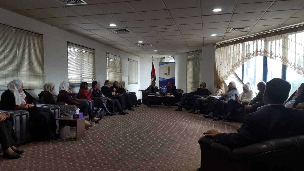 غنيمات تستبق تصعيد الصحفيين والعاملين وتزور