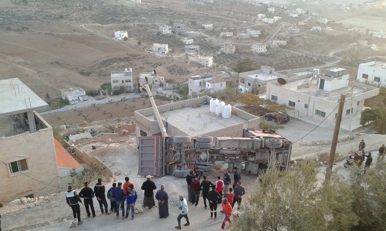 «قلاب» يصدم عامود ضغط عالي في