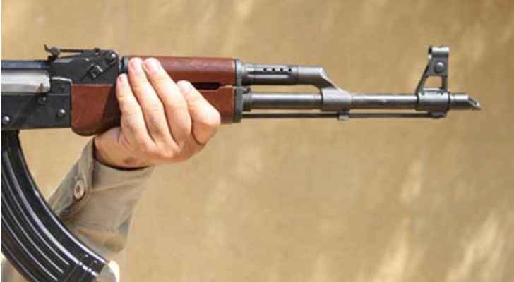 بالفيديو.. ’كلاشينكوف‘ بدل الصفارة في مباراة