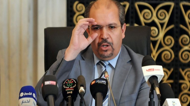وزير الأوقاف الجزائري يحذّر الأئمة من