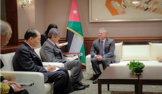 الملك يزور قاعدة ناراشينو العسكرية اليابانية