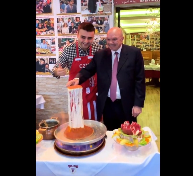 الفايز يقطع بيده كنافة «بوراك» التركية