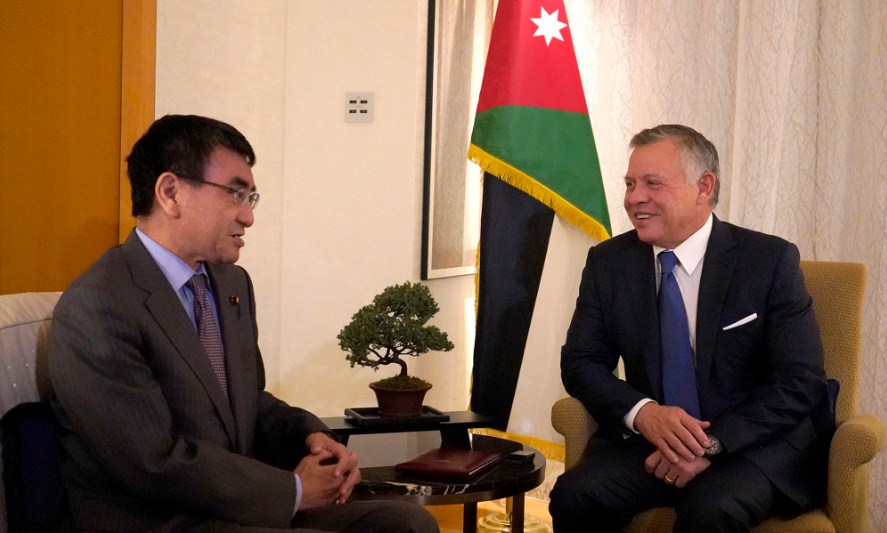 الملك يلتقي وزير الخارجية الياباني