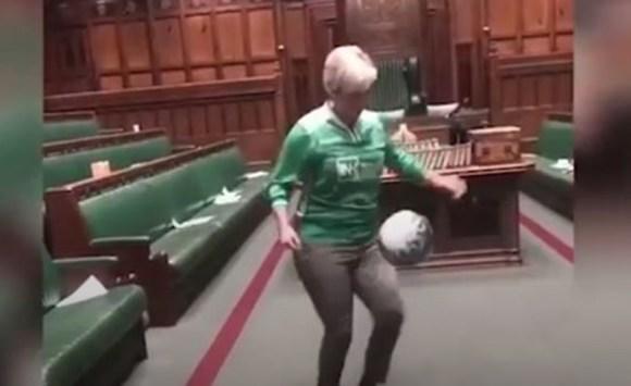 نائبة تستعرض مهاراتها الكروية تحت قبة