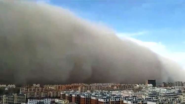 بالفيديو .. عاصفة رملية مخيفة لن