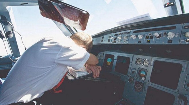 طيار أسترالي يغفو أثناء قيادة الطائرة