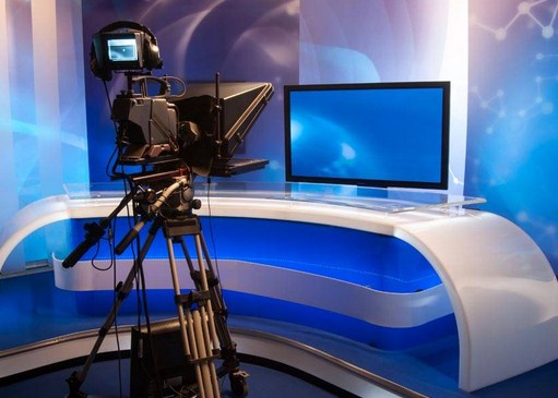 موظف بفضائية عربية شهيرة يسرق زميلته