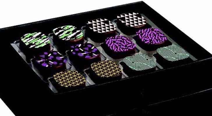 عروسان خليجيان يهديان المدعوين شوكولاته بمليون