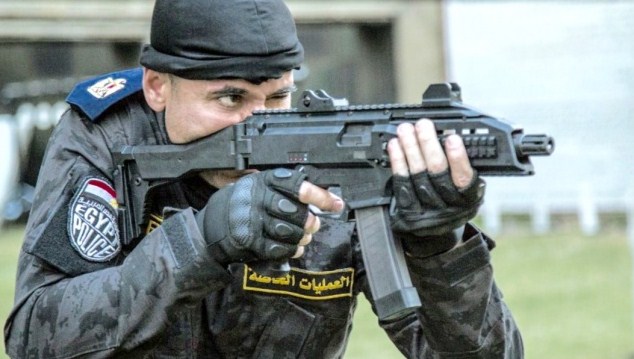 جندي مصري يطلق النار على مركبة