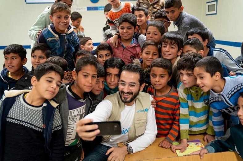 «أحمد حلمي» يلتقي أطفال اللاجئين السوريين