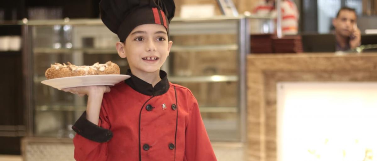 بالصور: أصغر شيف فلسطيني يحلم بالعالمية