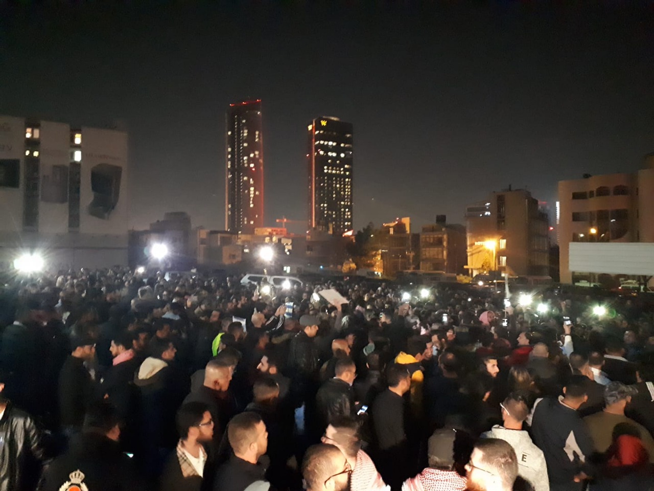 العشرات يعتصمون قرب الدوار الرابع في