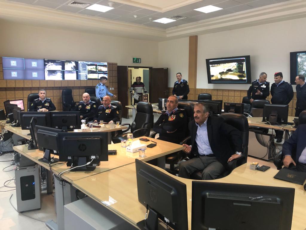 وزير الداخليه داخل مركز القيادة والسيطرة