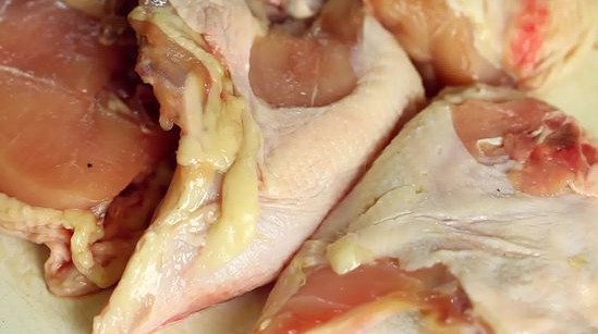 ضبط طن من الدجاج المسحب الفاسد