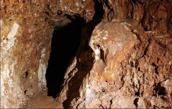 «السياحة» تباشر تطوير محيط مغارة برقش