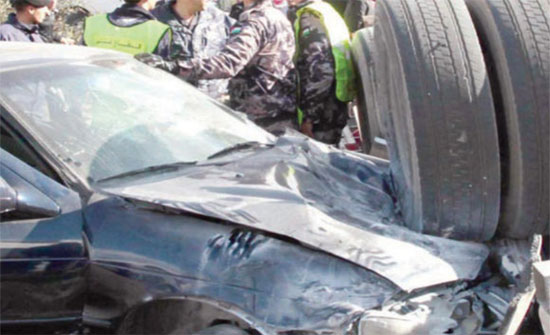 4 وفيات بتصادم قلاب ومركبة في