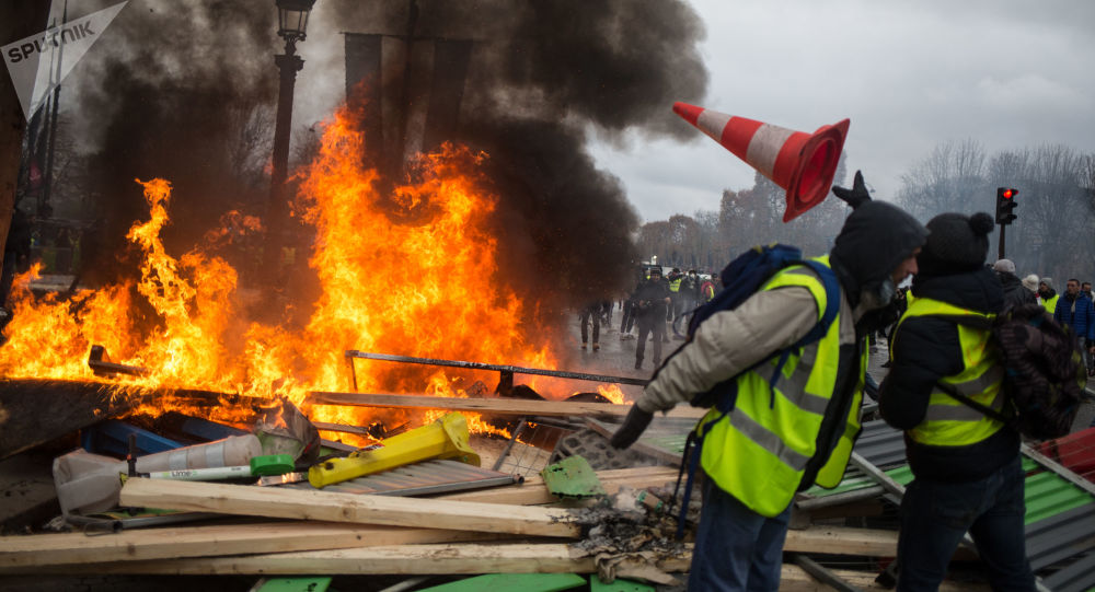 متظاهرون لماكرون:«ارحل»