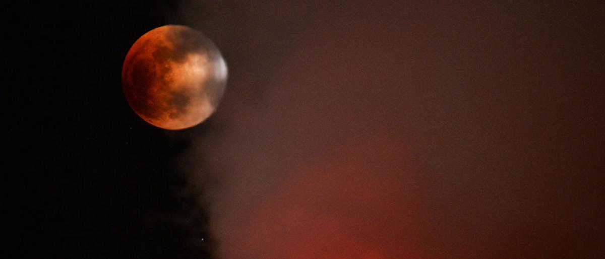 العالم يترقب القمر الدموي العملاق