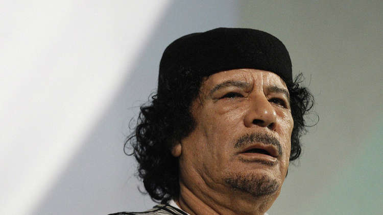 القذافي يظهر للبعض «متنكرا» وسط كبار