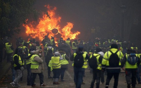 ماكرون يدعو لاجتماع أزمة في الإليزيه