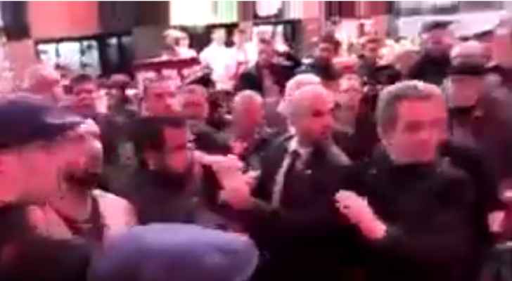 رمي بيضة على راس الرئيس الفرنسي