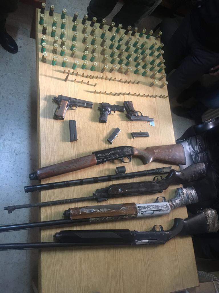 الأمن يضبط شخصا بحوزته أسلحة وذخائر