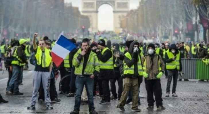 ماكرون يستجيب للمتظاهرين.. فرنسا تعلق الإجراءات