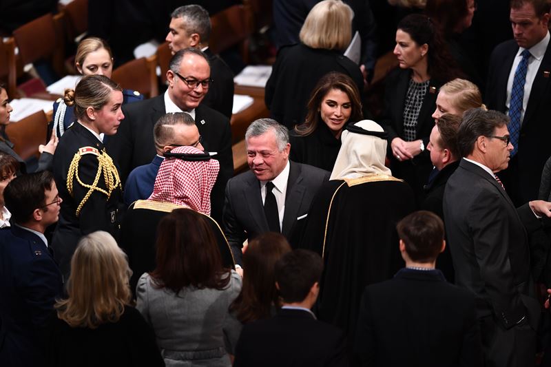 الملك يحضر مراسم الجنازة الرسمية للرئيس