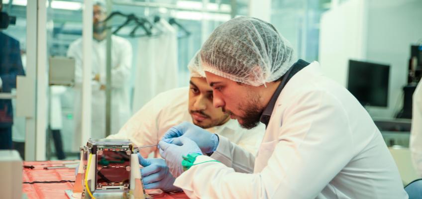 الفلكي مجاهد يكتب عن القمر الصناعي